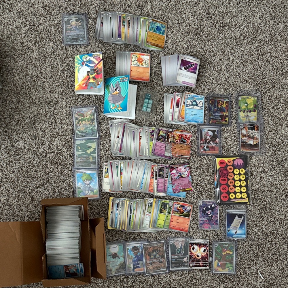 Huge lot of Hundreds of Pokemon Cards